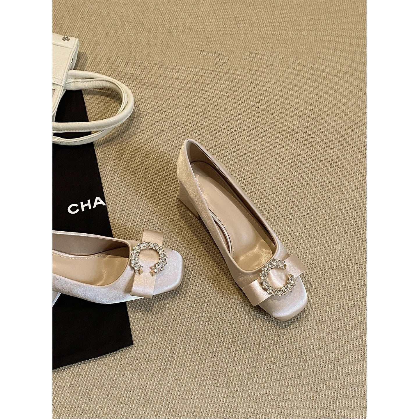 حذاء كعب عريض Beige مرصع بـ Crystal Buckle ومزينة بفيونكة.
