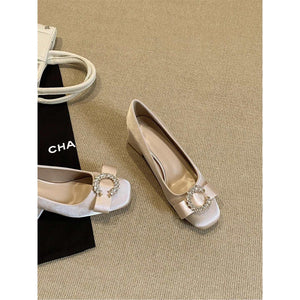 حذاء كعب عريض Beige مرصع بـ Crystal Buckle ومزينة بفيونكة.
