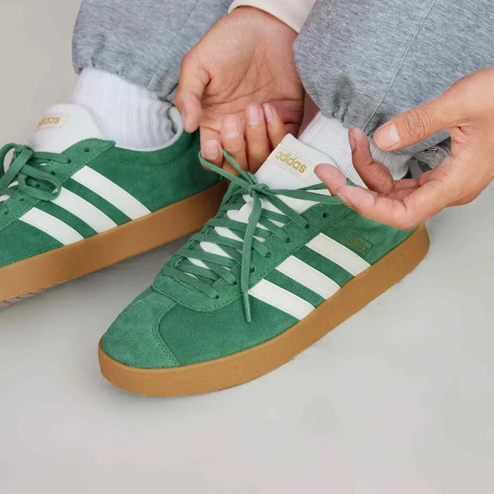 Adidas أديداس حذاء VL COURT 2.0 كلاسيكي أخضر من الجلد السويدي مع نعل بني ومخططات بيضاء للجنسين