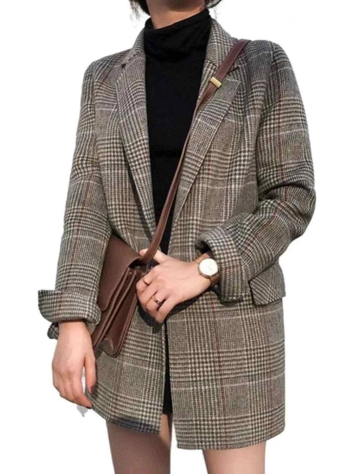 امرأة ترتدي جاكيت كاروهات بني مع حقيبة كتف بنية وساعة يد