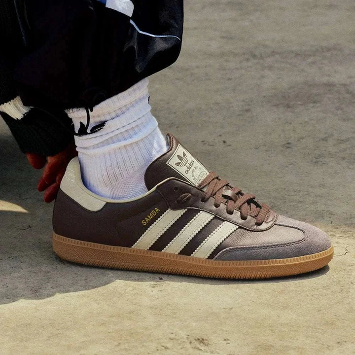 حذاء T Shoes SAMBA OG كلاسيكي بني داكن بخطوط كريمية ونعل علكة لراحة وأناقة يومية