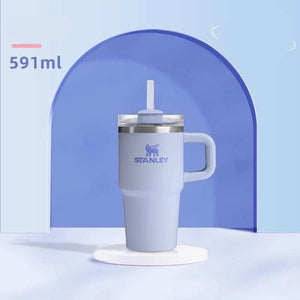 كوب Stanley Quencher الأصلي بحجم 887 مل مع مقبض مريح.