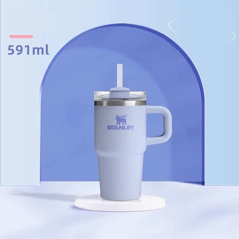 كوب Stanley Quencher الأصلي بحجم 887 مل مع مقبض مريح.