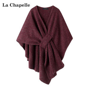 شال شتوي نسائي La Chapelle باللون النبيذي بياقة V من الأمام