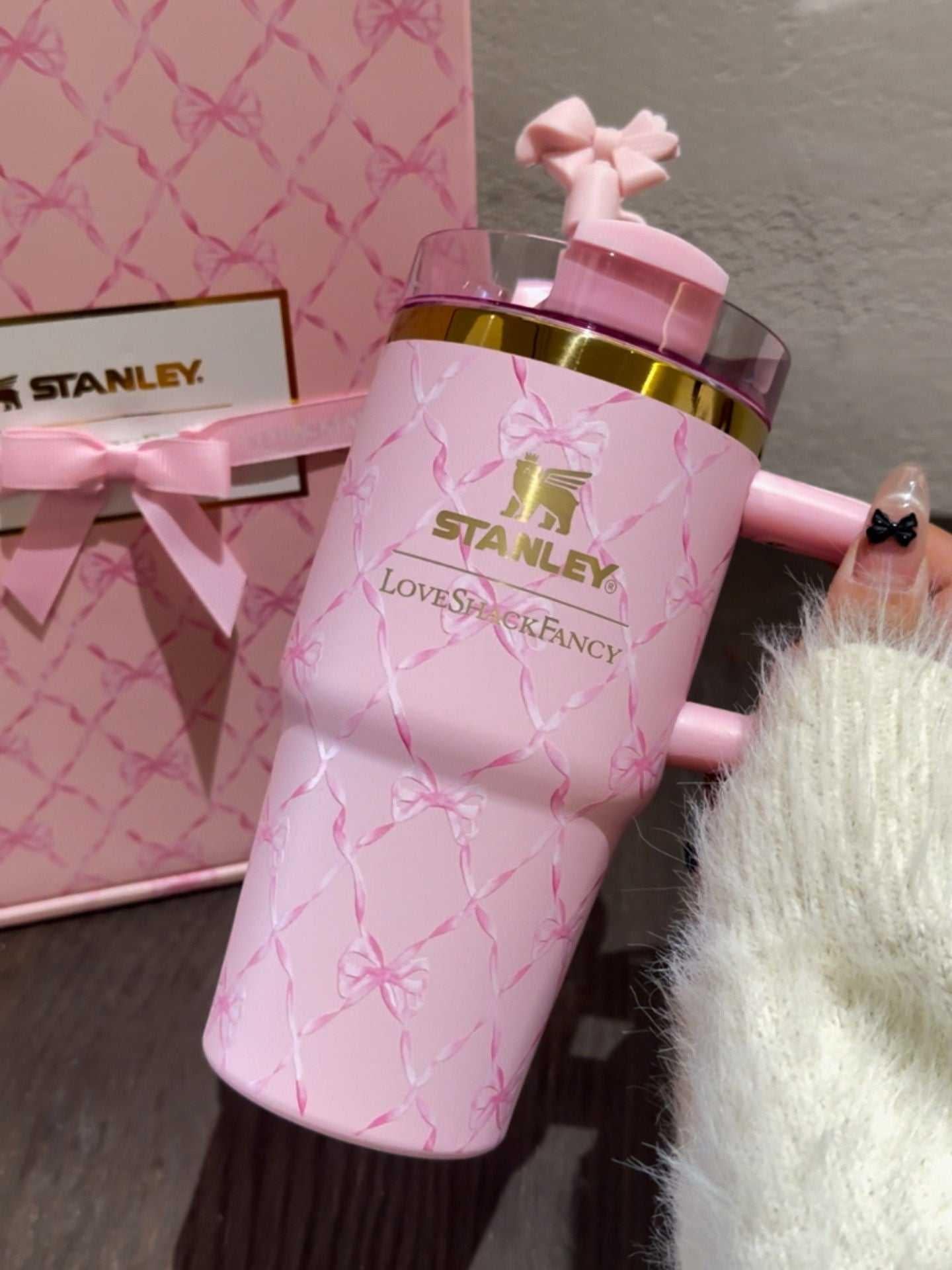 كوب Stanley x LoveShackFancy بتصميم الزهور والفيونكات الأنيق.
