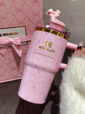 كوب Stanley x LoveShackFancy بتصميم الزهور والفيونكات الأنيق.