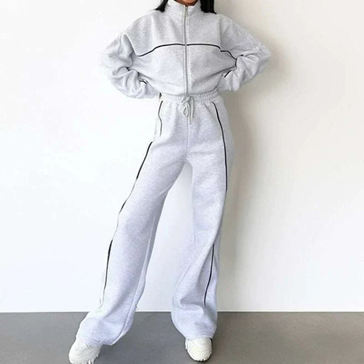 طقم كارديغان بسحاب وياقة نصف عالية بألوان محايدة مع خطوط تباين وتصميم مريح وعصري