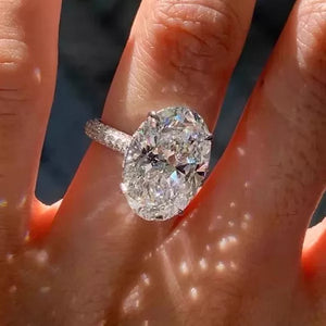 خاتم Oval Cut مرصع بـ Diamond لامع وفخم.