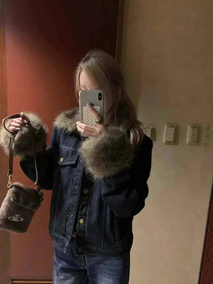 جاكيت جينز نسائي مع ياقة فرو دافئة موديل Barn Winter للخريف والشتاء 2025