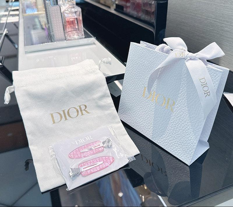 مشبك شعر Dior بتصميم بنقشة Oblique باللون الوردي.