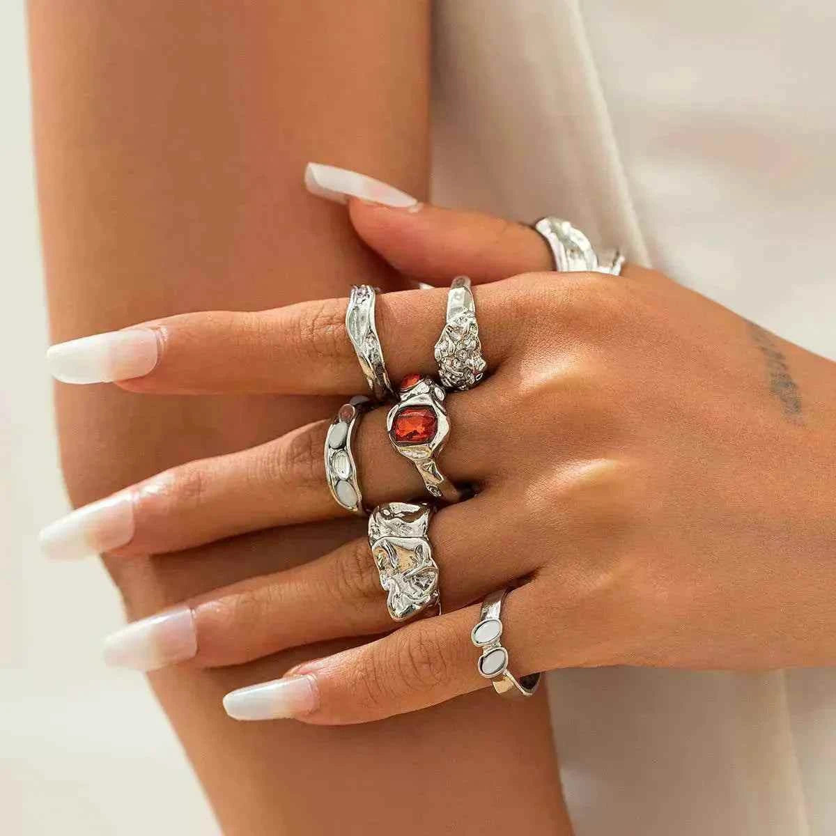 طقم خواتم Vintage بتصميم Irregular وأحجار ملونة جذابة.