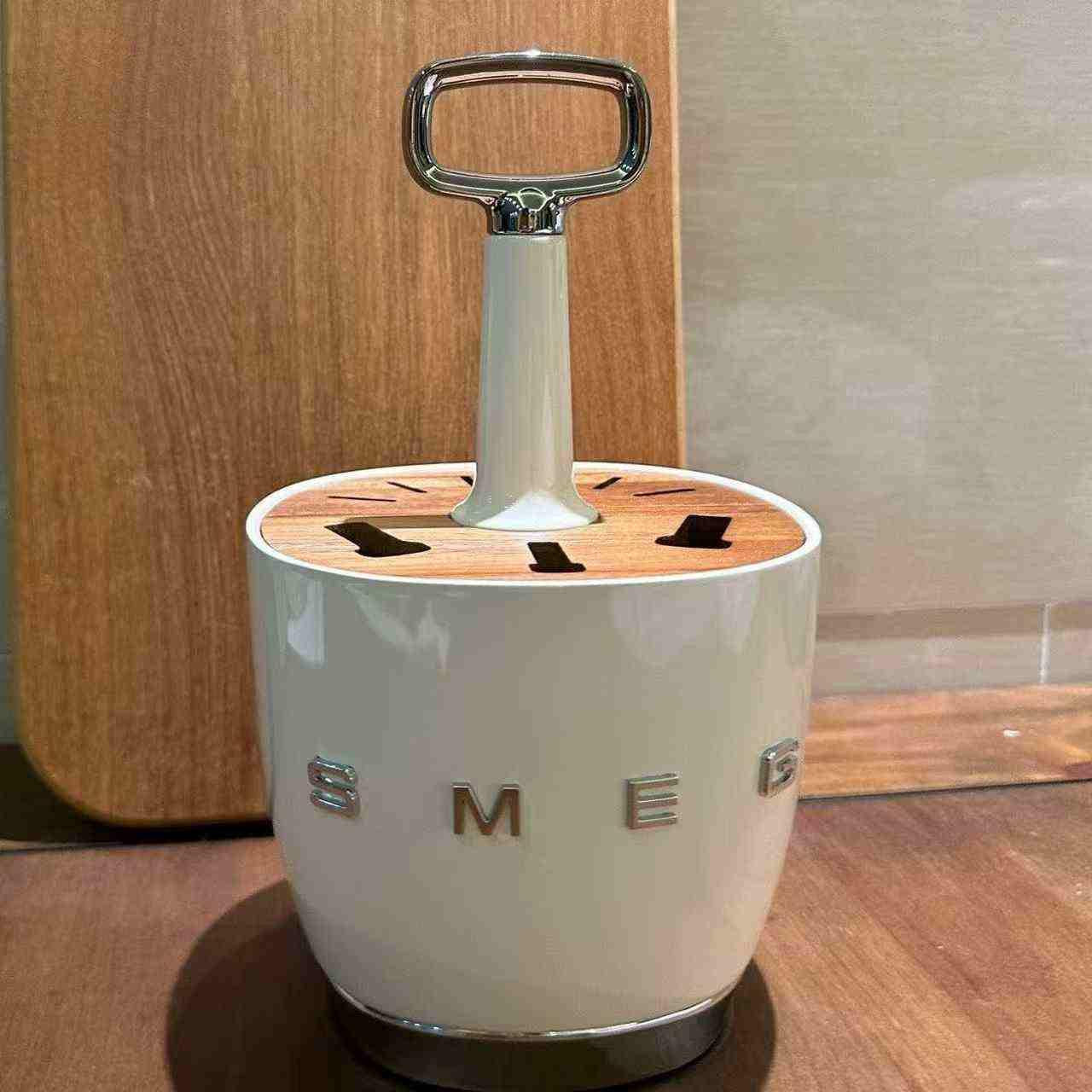 حامل منظم  SMEG الأنيق بقاعدة ستانلس ستيل فاخرة.