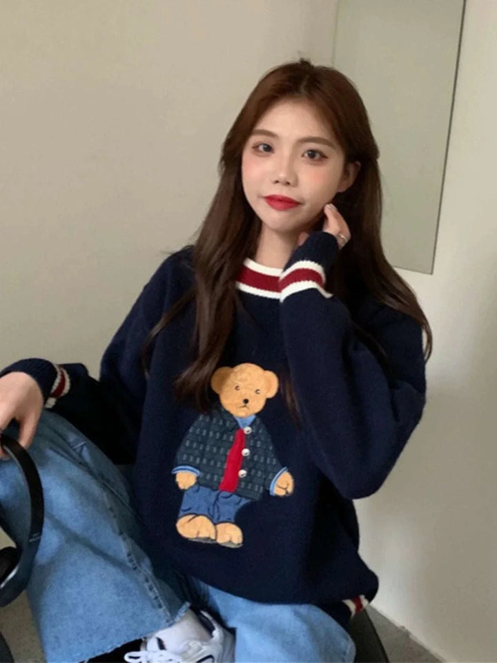 سويتر lazy bear كحلي بقصة واسعة مع رسم دب وشريط أبيض وقرمزي على الياقة والأكمام بخامة محبوكة ناعمة دافئة