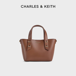 حقيبة يد CHARLES & KEITH أنيقة بتصميم عملي ومرن.