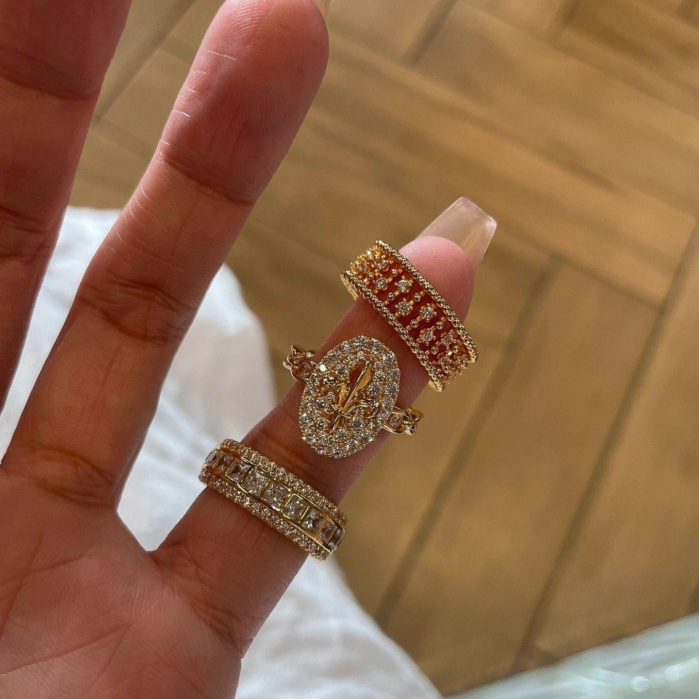 خاتم ذهبي بتصميم Oval مرصع بـ Zircon فخم.