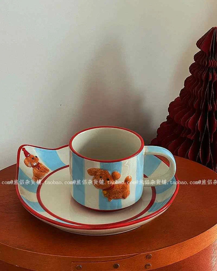 طقم كوفي كيوت بتصميم جرو ثلاثي الأبعاد بخطوط سماوية وبيضاء وحواف حمرا.