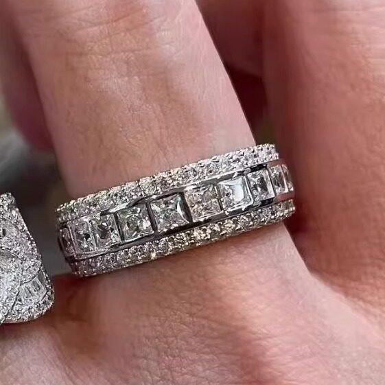 طقم خواتم مرصعة بـ Zircon بتصميم فخم ولامع.