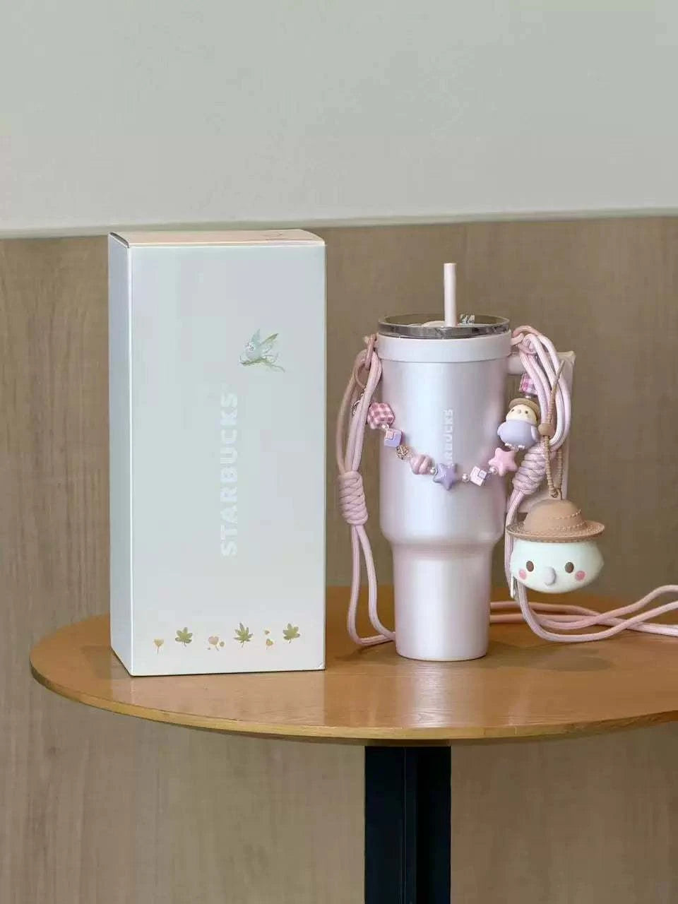 كوب Starbucks Tumbler وردي بمقبض وحزام للكتف.