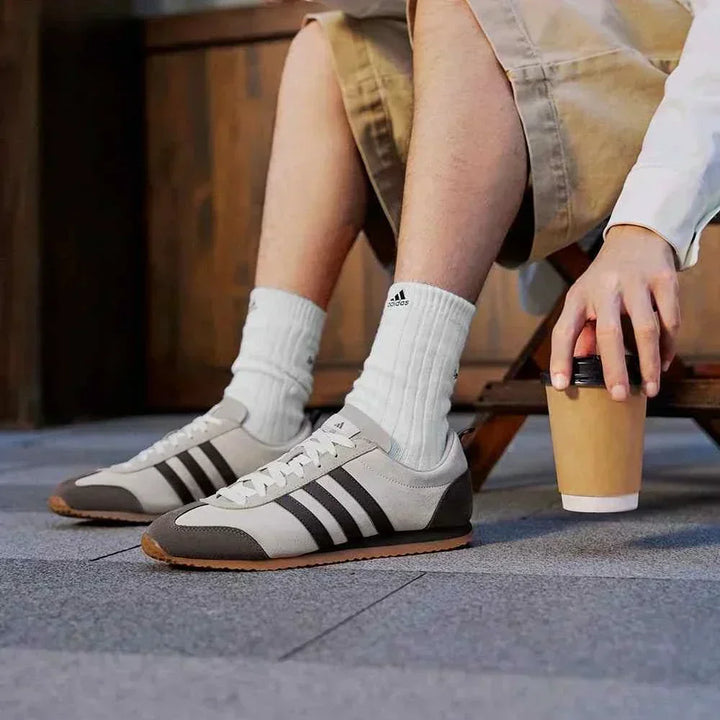 Adidas أديداس حذاء VS JOG 2.0 بتصميم كلاسيكي بلون آيس كريم مع نعل gum مقاوم ومناسب للارتداء اليومي