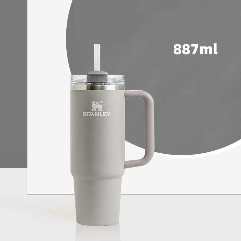 كوب Stanley Quencher الأصلي بحجم 887 مل مع مقبض مريح.