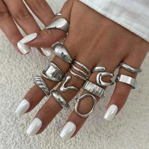 طقم خواتم نسائي Rings Set بتصاميم عصرية ذهبي وفضي.