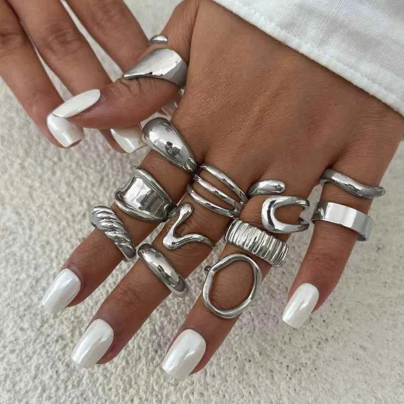 طقم خواتم نسائي Rings Set بتصاميم عصرية ذهبي وفضي.