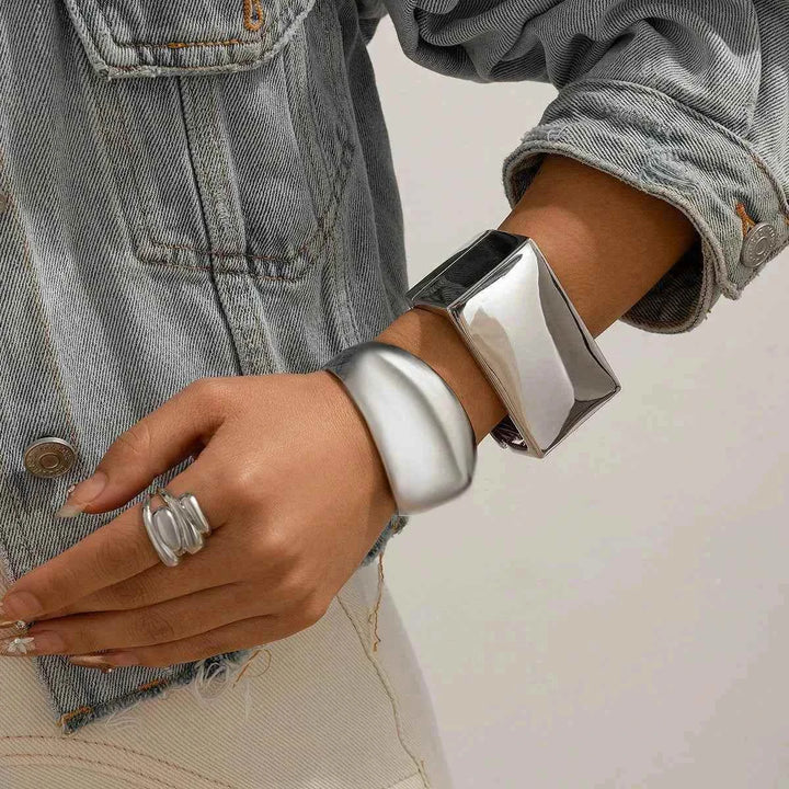 إسوارة نسائية عريضة معدنية بتصميم C-Shape مفتوح لامع تناسب الإطلالات الأوروبية والأمريكية العصرية لعام 2025