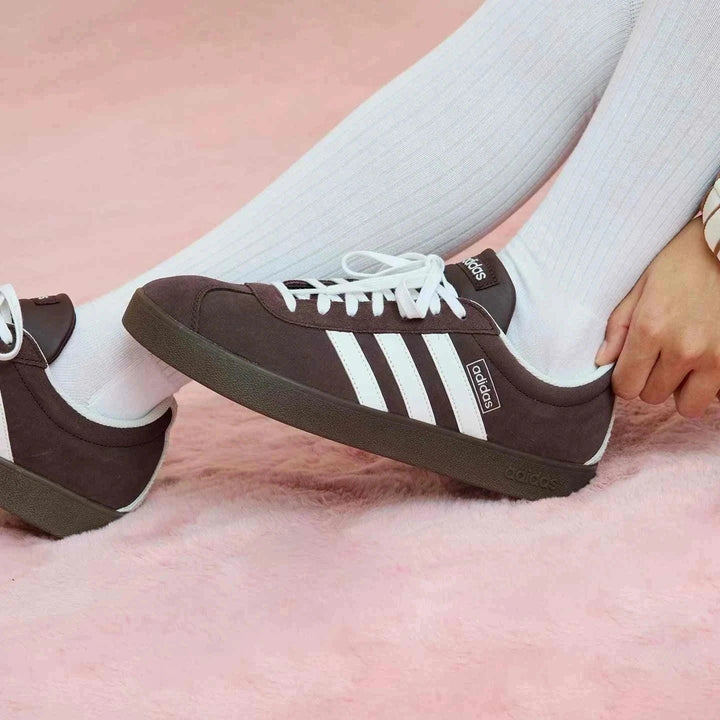 Adidas حذاء VL COURT 2.0 كلاسيكي منخفض باللون الأسود مع خطوط بيضاء ونعل مطاطي بني غامق للجنسين