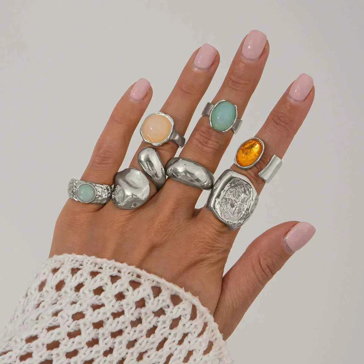 طقم خواتم Vintage عريضة مرصعة بأحجار ملونة فاخرة.