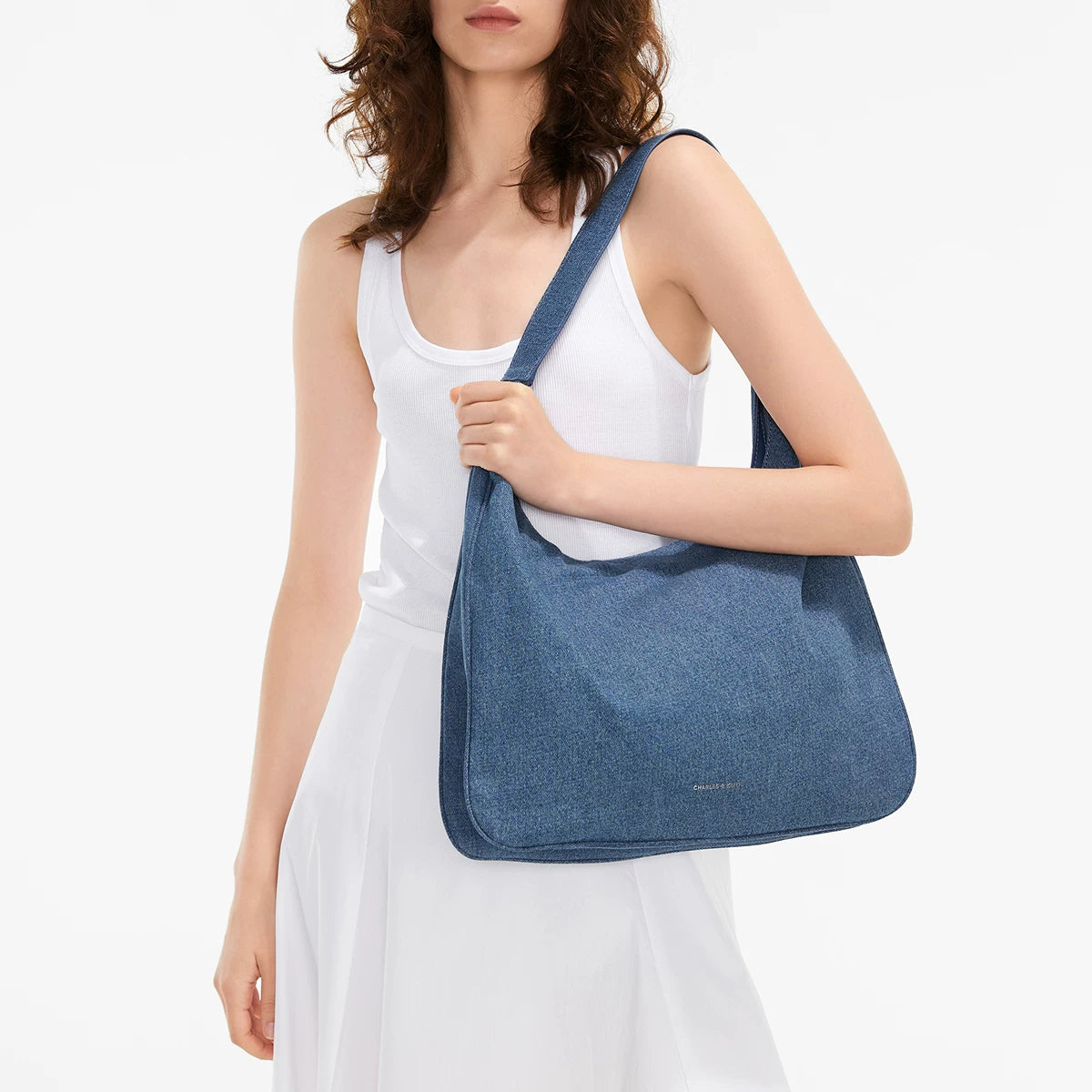حقيبة كتف Charles & Keith بتصميم Denim عصري وعملي.
