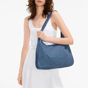 حقيبة كتف Charles & Keith بتصميم Denim عصري وعملي.