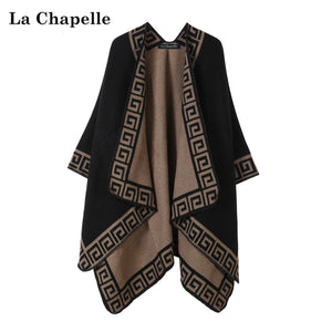 شال شتوي نسائي كيب من La Chapelle باللونين الأسود والجملي، صورة أمامية مسطحة