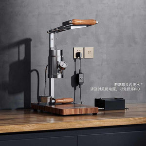 ماكينة Espresso يدوية احترافية بتصميم خشبي مع تحكم بالضغط.
