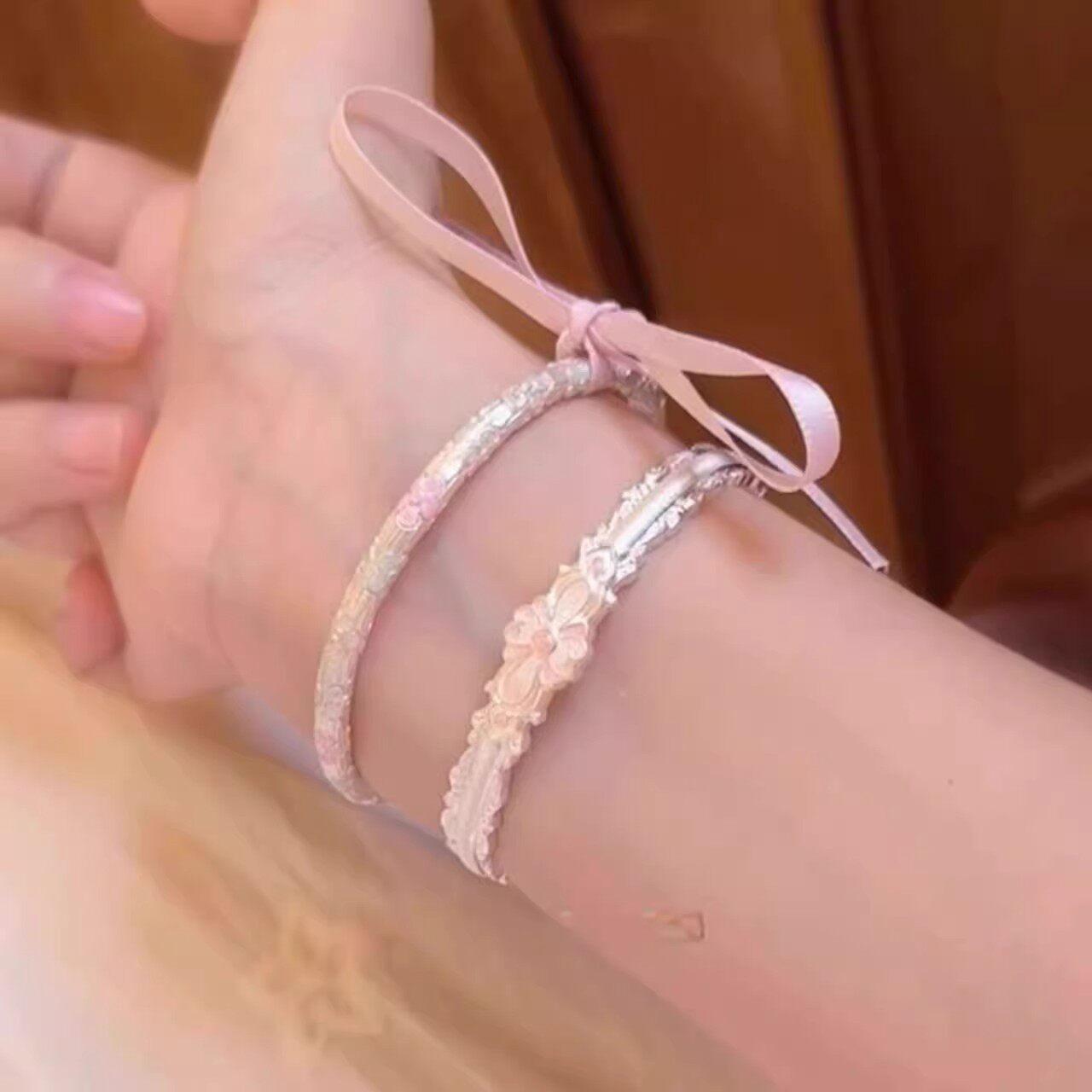 سوار (Bracelet) بتصميم زهرة وردية وأسلوب كوري أنيق.