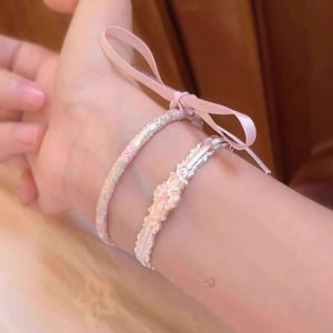سوار (Bracelet) بتصميم زهرة وردية وأسلوب كوري أنيق.