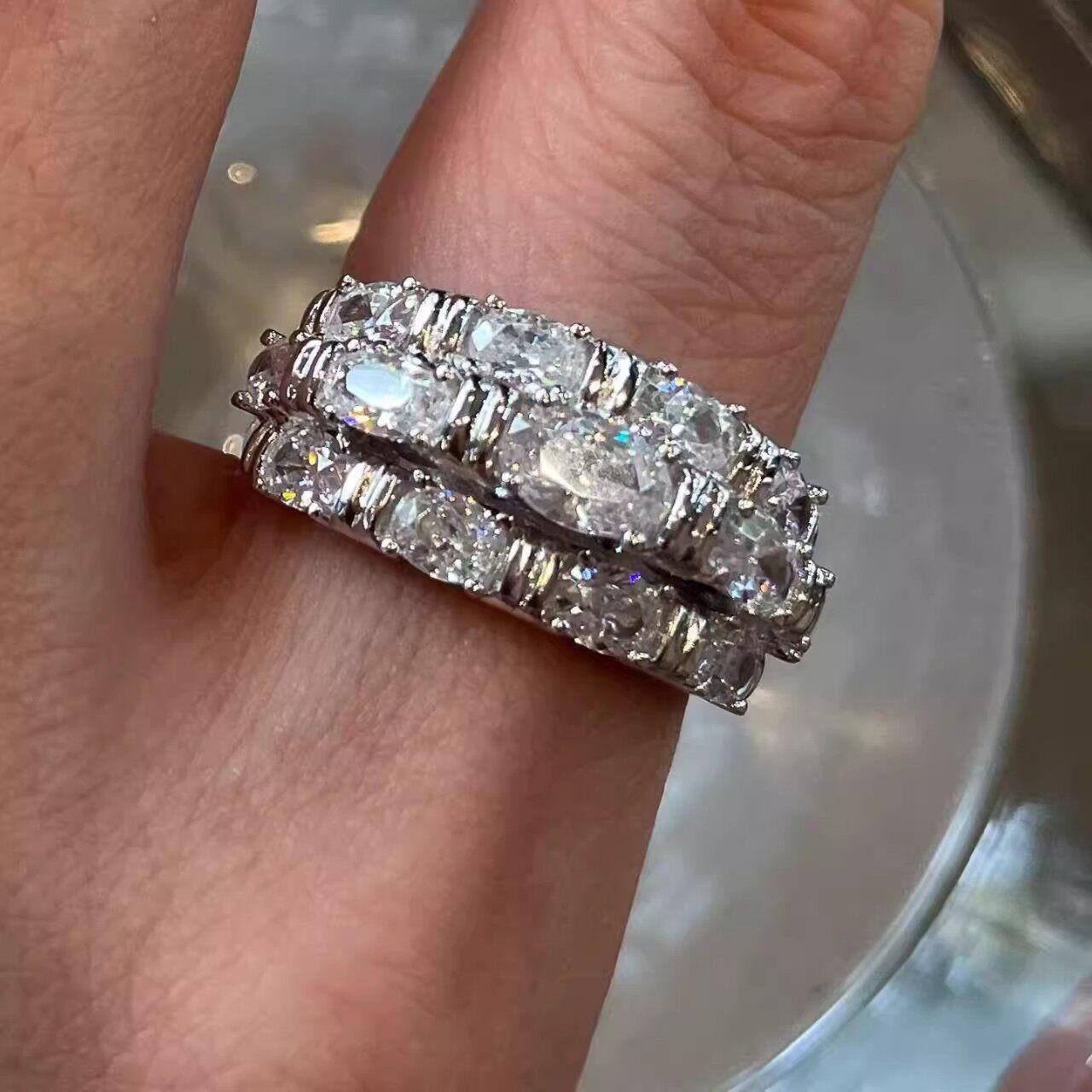 طقم خواتم مرصعة بـ Zircon بتصميم فخم ولامع.