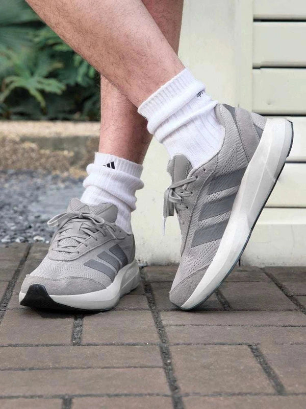 أحذية Adidas رمادية للجري والاستخدام اليومي بتصميم شبكي وتنفس خفيف ونعل LIGHTMOTION مريح مقاوم للانزلاق