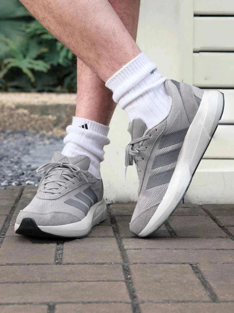 Adidas أحذية  للجري والاستخدام اليومي للرجال والنساء.