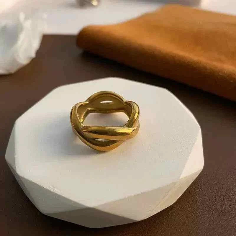 خاتم نسائي Luxury Rose Gold مرصع بفصوص الزيركون الأنيقة.