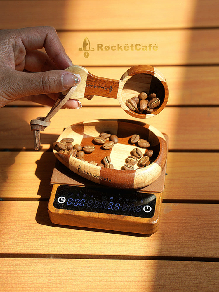 طبق من خشب الجوز لوزن حبوب القهوة من RocketCafe