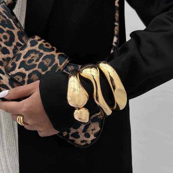 إسوارة نسائية فاخرة بتصميم موجات غير منتظمة وقطرات ماء بتفاصيل ذهبية عصرية luxury bracelets 2025