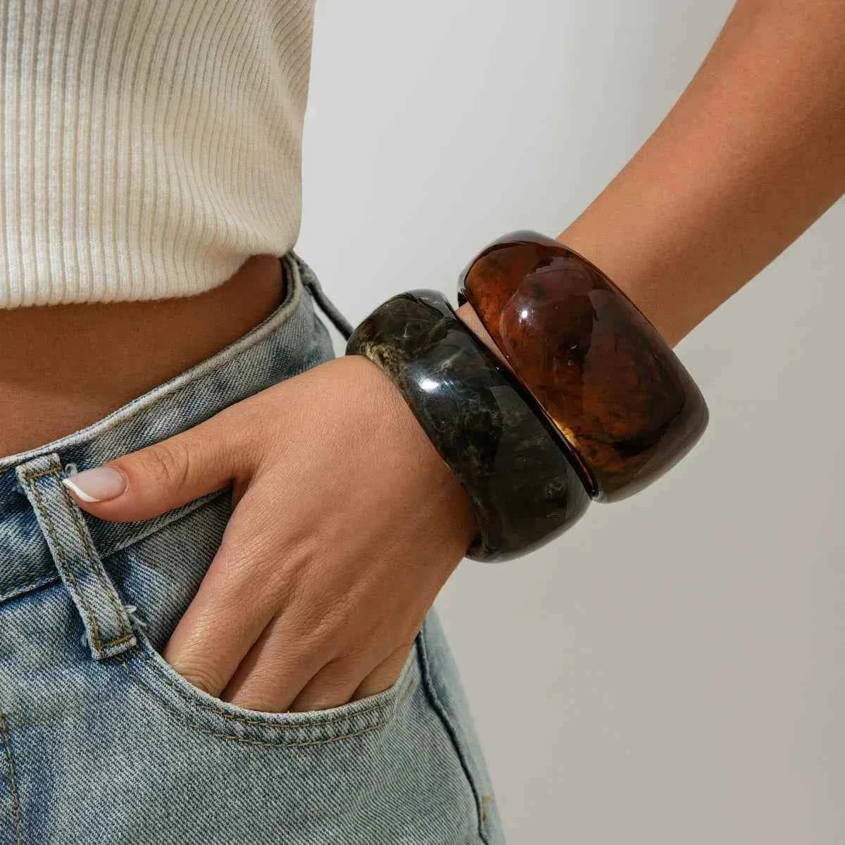 سوار نسائي | تصميم واسع غير منتظم من الريزين موضة صيف 2025 smeared resin bracelet.