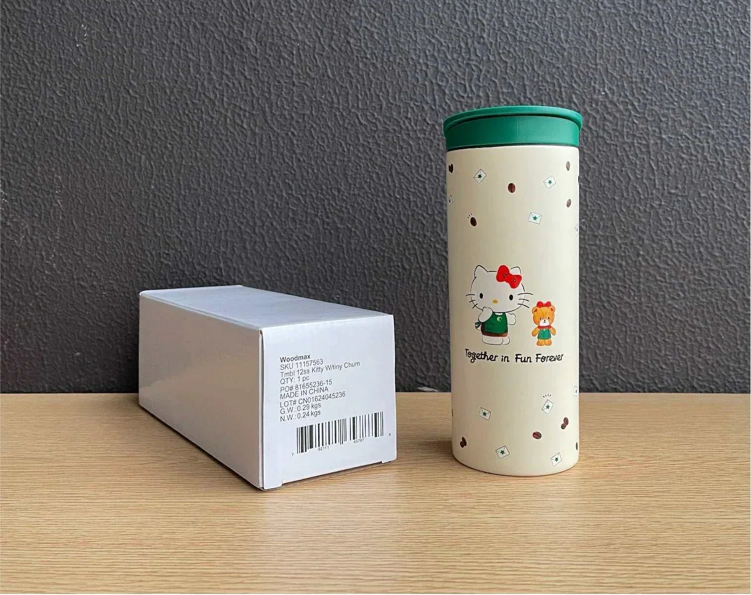 كوب Starbucks بتصميم Hello Kitty مع غطاء وقشة باللون الأخضر.