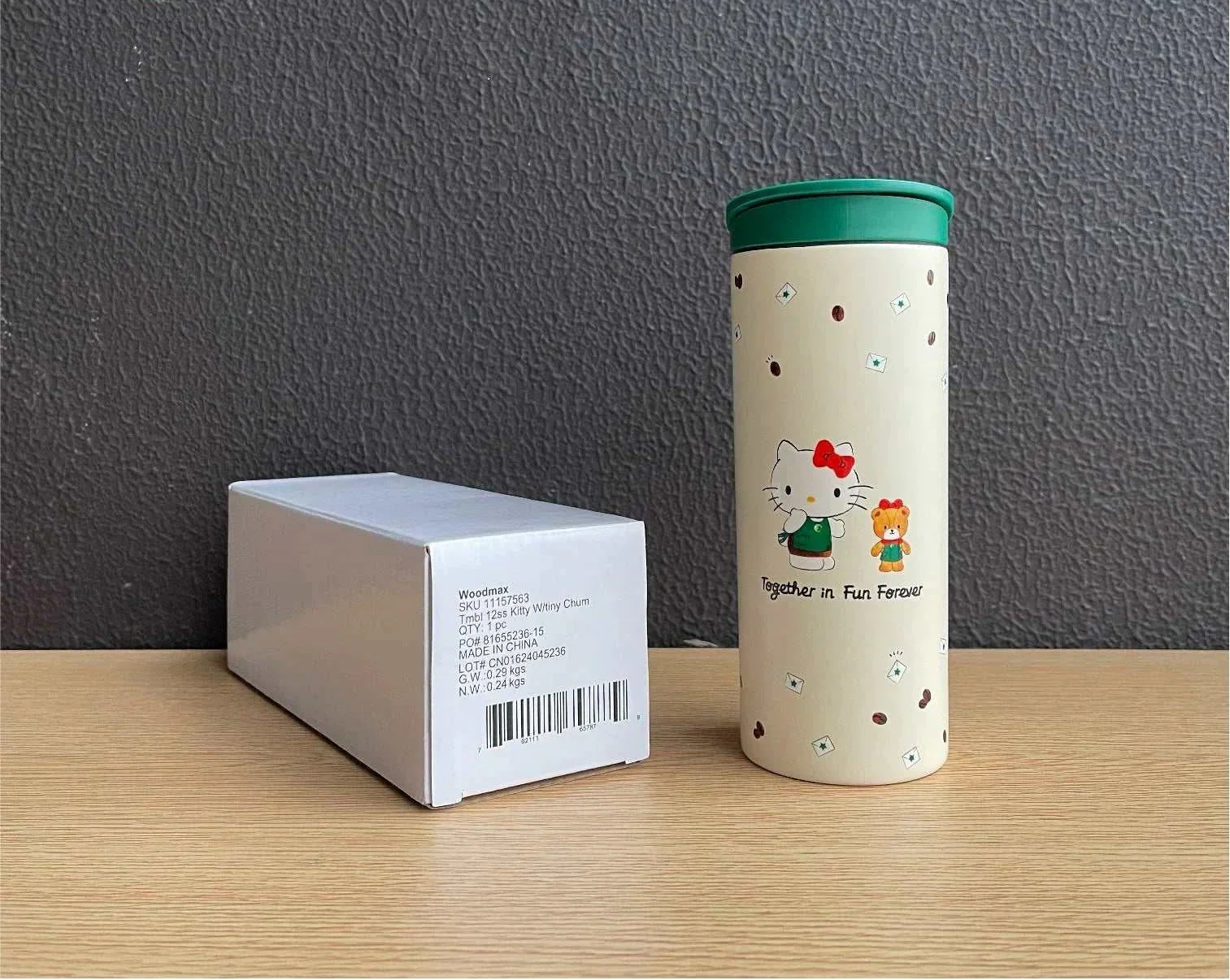 كوب Starbucks بتصميم Hello Kitty مع غطاء وقشة باللون الأخضر.