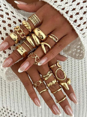 طقم خواتم نسائي Rings Set بتصاميم عصرية ذهبي وفضي.