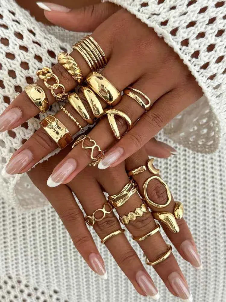 طقم خواتم نسائي Rings Set بتصاميم عصرية ذهبي وفضي.