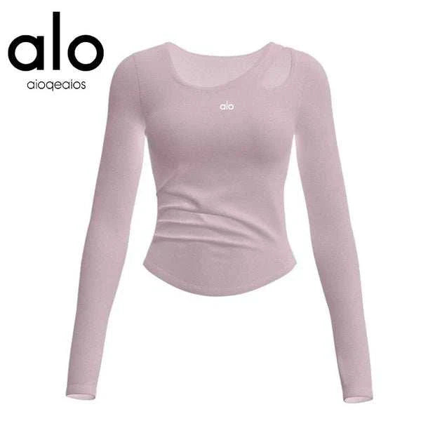 توب رياضي نسائي بأكمام طويلة من alo clothing مع فتحة كتف وحشوة صدر مدمجة باللون الوردي الناعم
