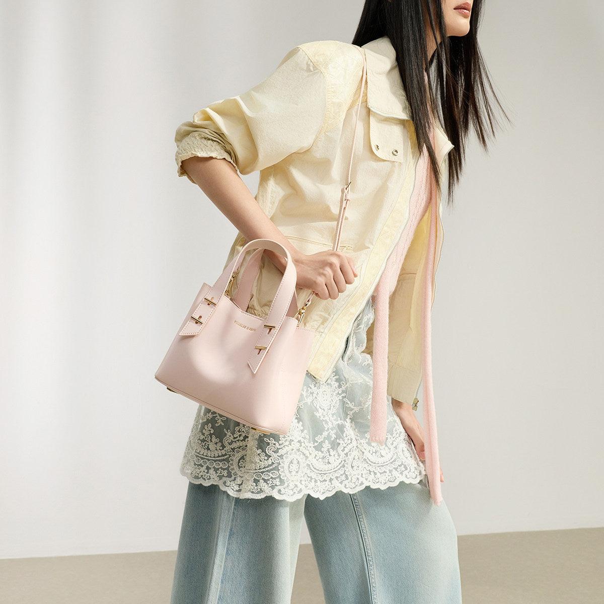 حقيبة يد CHARLES & KEITH أنيقة بتصميم عملي ومرن.