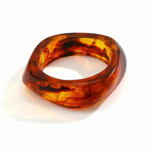 Irregular acrylic bracelet | موضة صيف 2025 | إكسسوارات عروض الأزياء والكاجوال.
