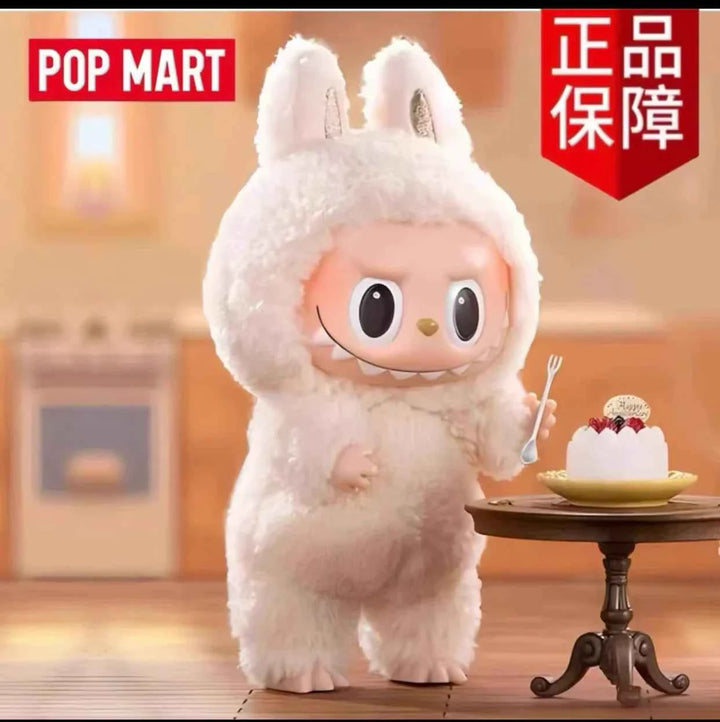 دمية Labubu الأرنب الفخم من Pop Mart بجانب كعكة ماكرون في تصميم لطيف ومعبر.
